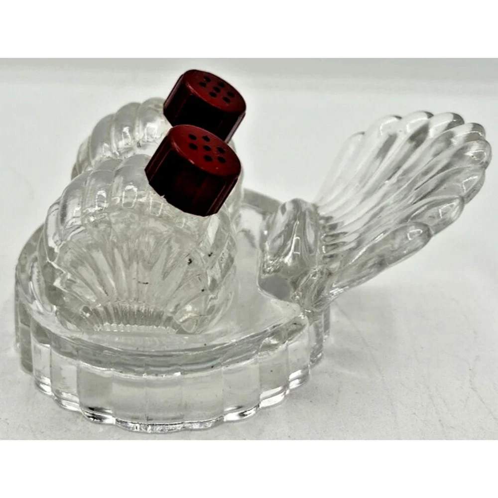 Vintage Retro Salt and Pepper Shakers Clam Shell Set U260/43‎